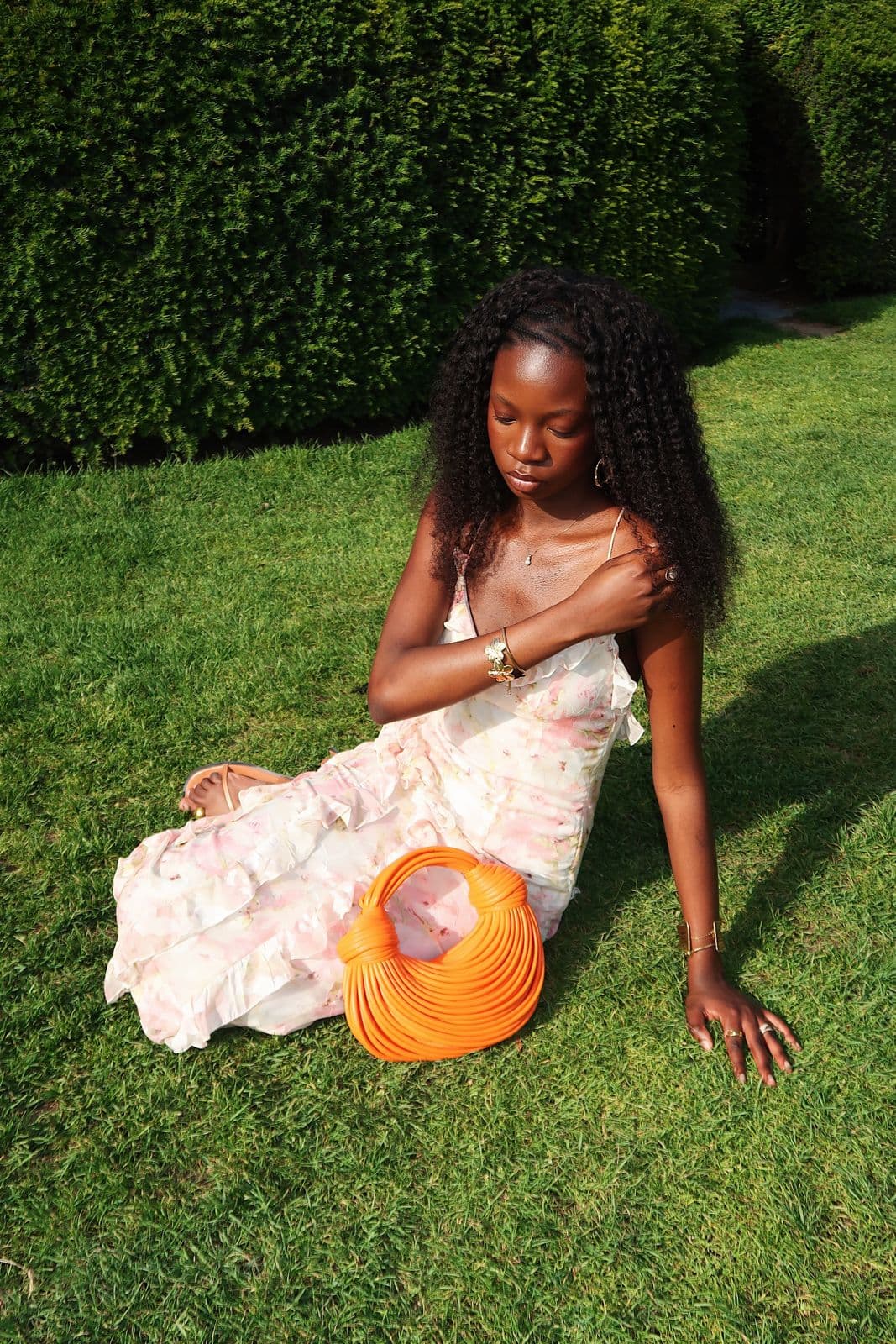 TASIAA, le sac Luna orange au jardin